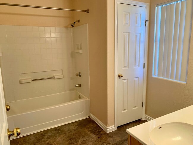 Building Photo - Affordable 2-BR Condo is Centrally Located