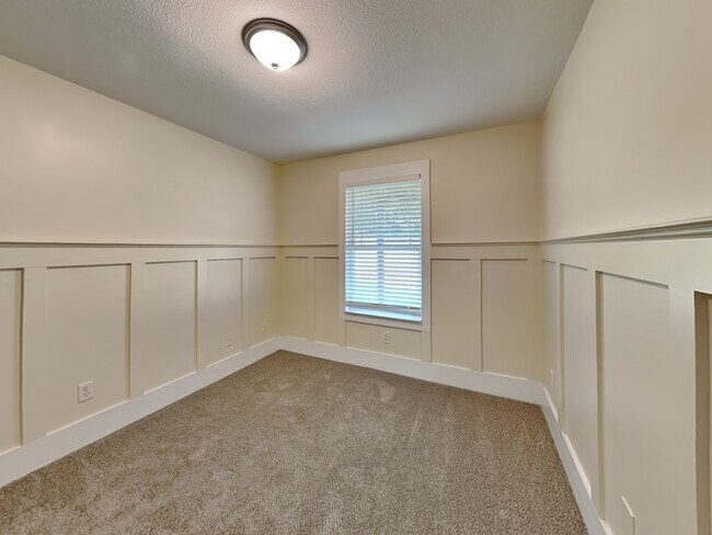 Building Photo - Beautiful 6 Bedroom Home located in Hampton!