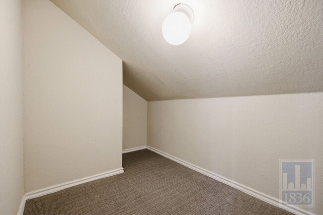 Building Photo - 2217 Speidel Dr