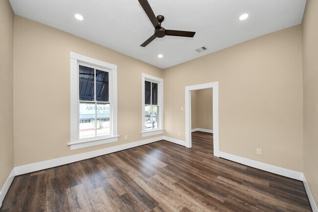 Building Photo - 223 W Main St