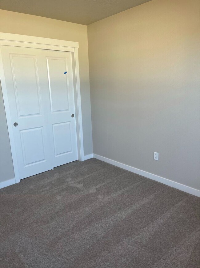 Building Photo - 4 bedroom 2 bath large loft area upstairs / All bedrooms downstairs