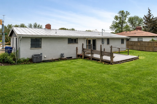 Building Photo - Beautiful Newly Renovated 3 Bed - 1 Bath Pet Friendly Home in Bountiful! Available NOW!
