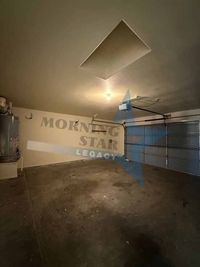 Building Photo - Spacious 3-Bedroom Home Off Roadrunner!