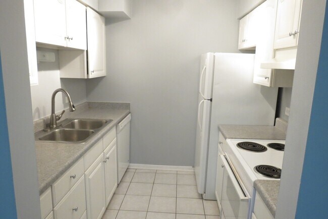 Building Photo - 6182 Pinewood Ct