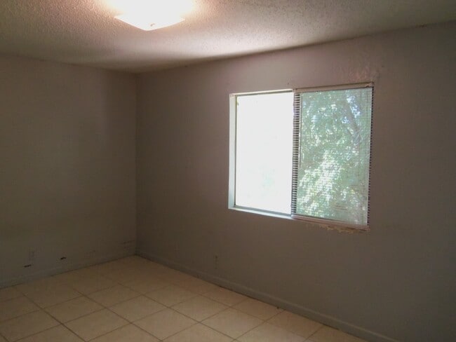 Building Photo - 6014 B Conti in SE Austin!!