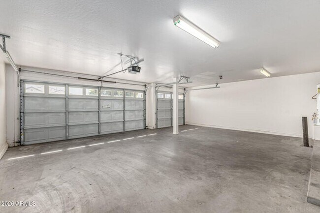 Building Photo - 8760 W Augusta Ave