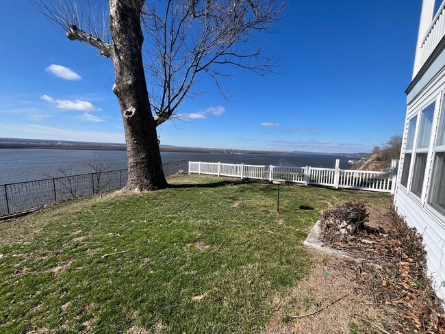 Building Photo - Breathtaking River Views!