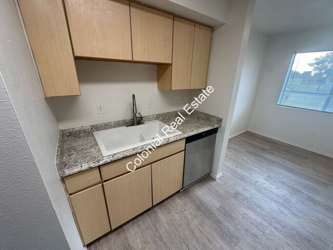 Building Photo - 4 bedroom 2 bathroom, remodeled townhouse ...