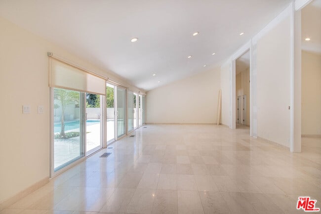 Building Photo - 480 N Robinwood Dr