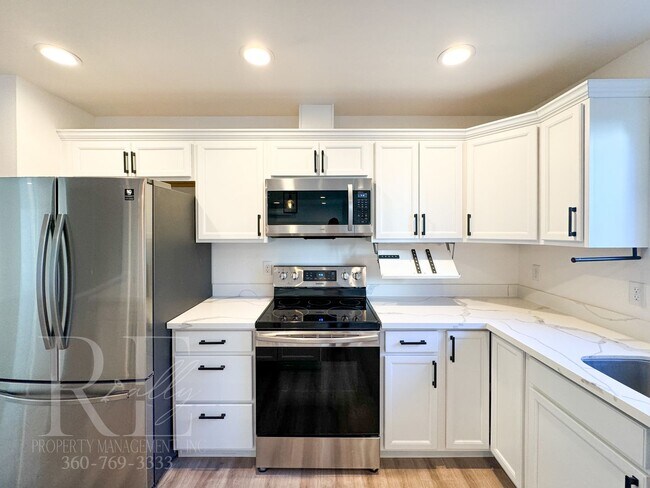Building Photo - SUPERSIZED 5-Bd HOME