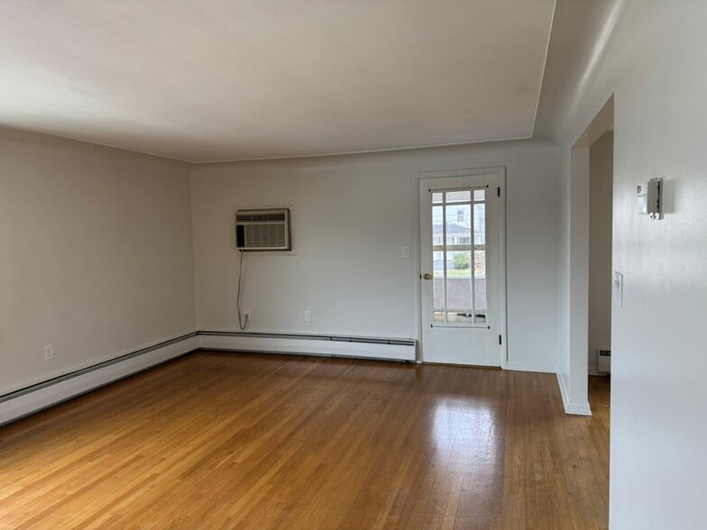 Building Photo - 307 Warren St