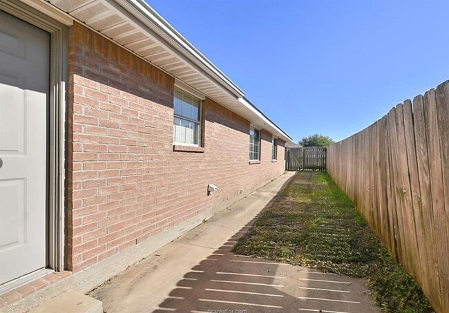 Building Photo - 914 Crepe Myrtle St