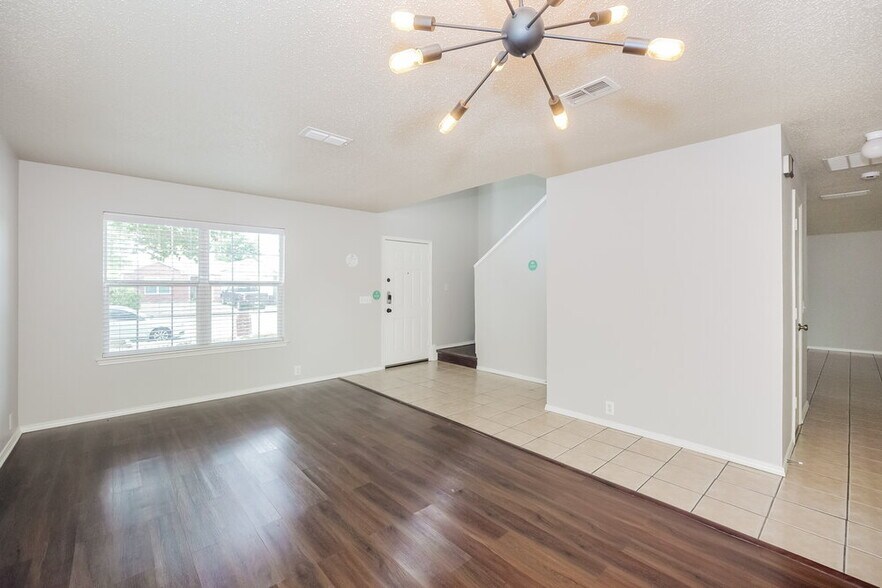 Building Photo - 1028 Springcreek Dr