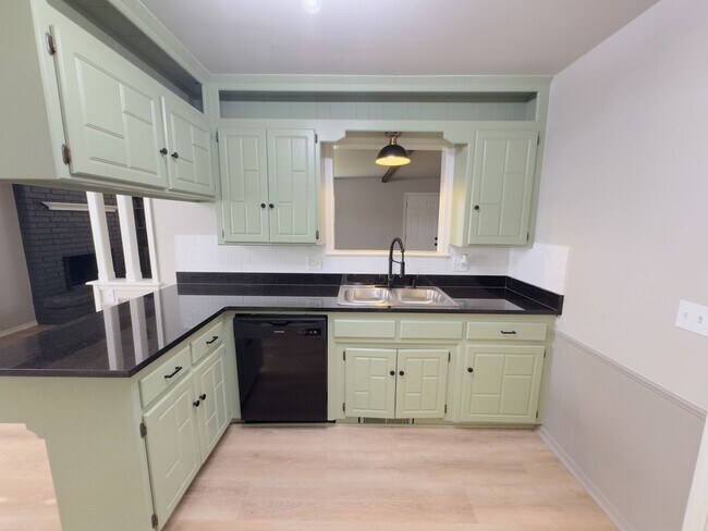 Building Photo - Updated 3-Bedroom, 2-Bathroom Duplex with a Spacious Fenced Backyard!