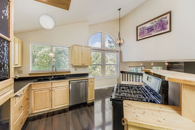 Building Photo - 6532 Freeport Dr