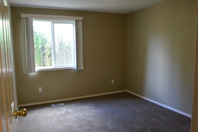 Building Photo - 9404 NE 26th Ct