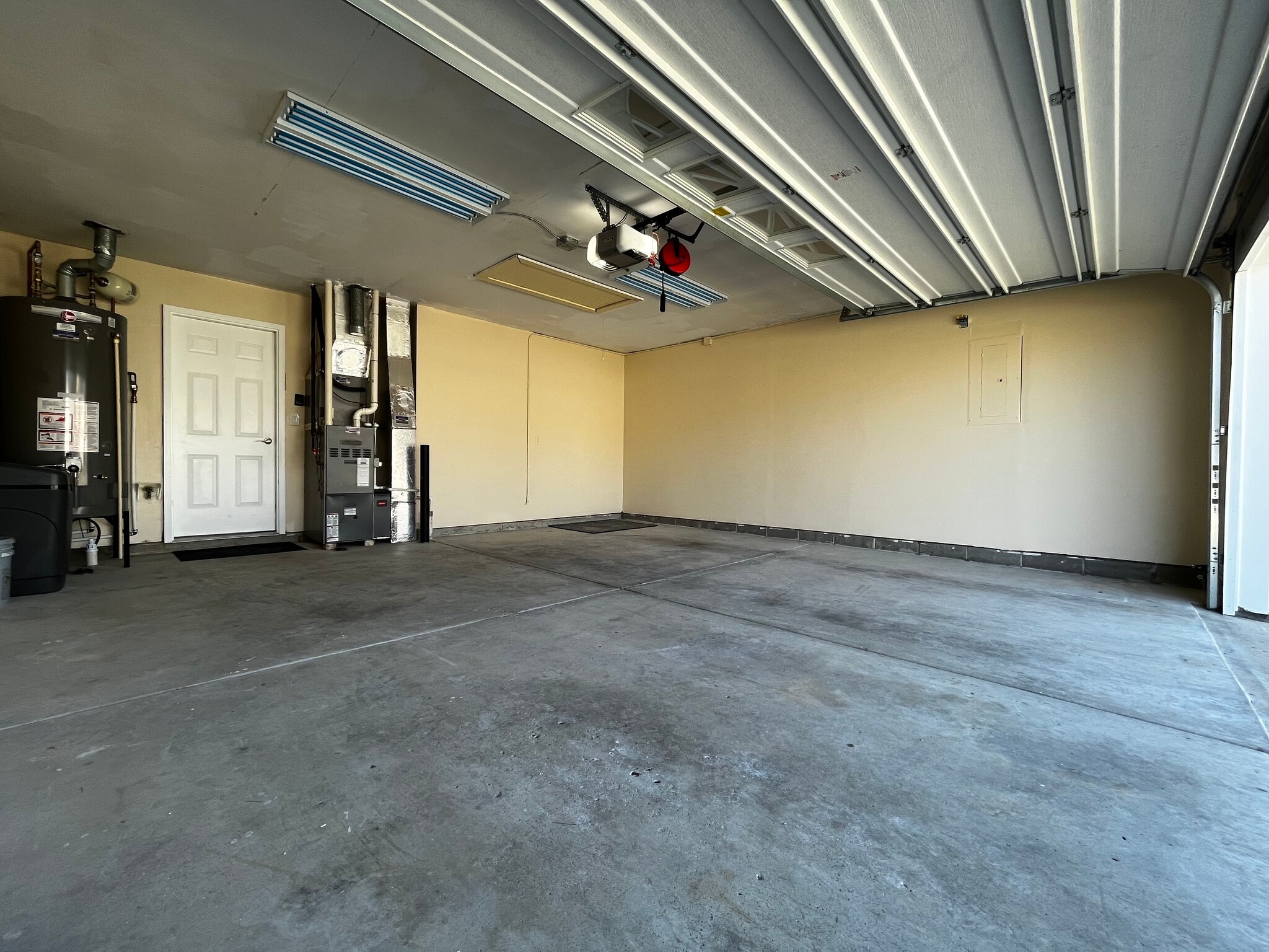 Building Photo - 9240 Crossing Dr