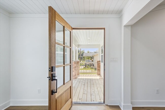 Building Photo - Newly Renovated Coastal Cottage for Lease!