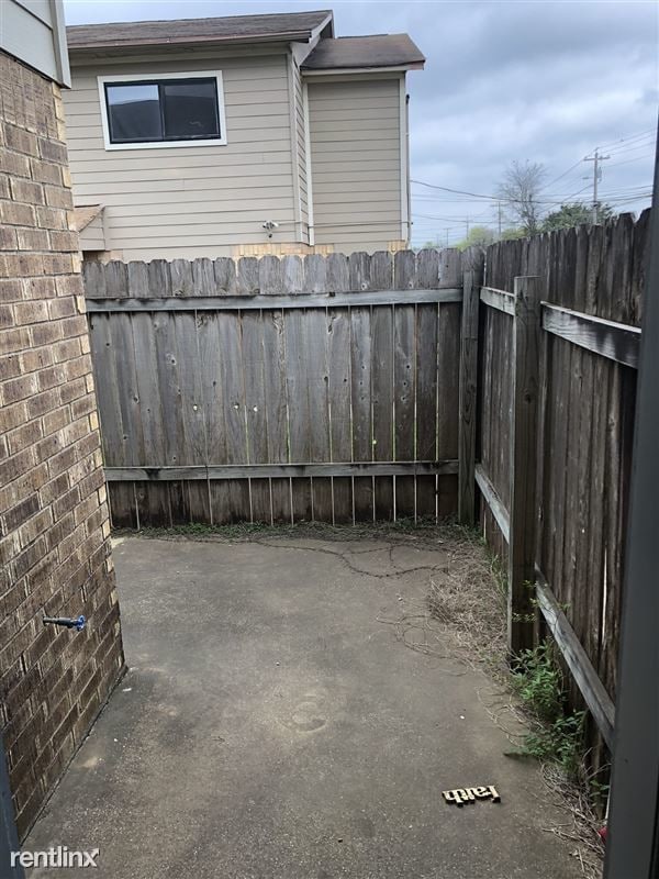 Building Photo - 2 br, 1.5 bath 4plex - 2815 Longmire Dr 28...