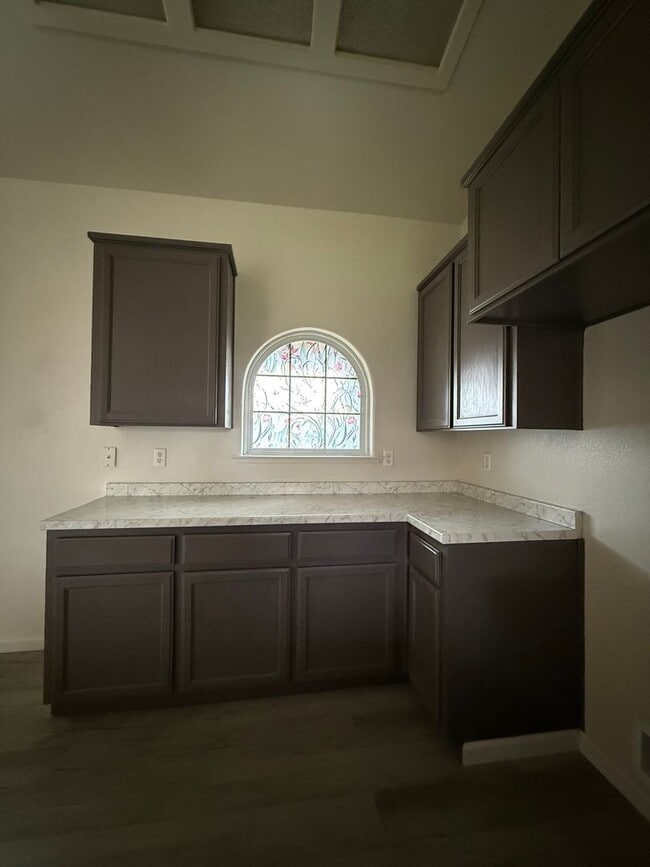 Building Photo - Beautiful 4 bedroom 2 bath home