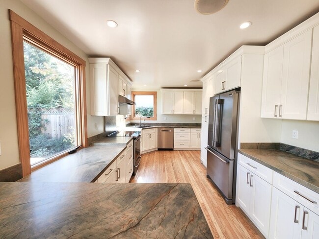 Building Photo - Two bedroom house in Redwood City