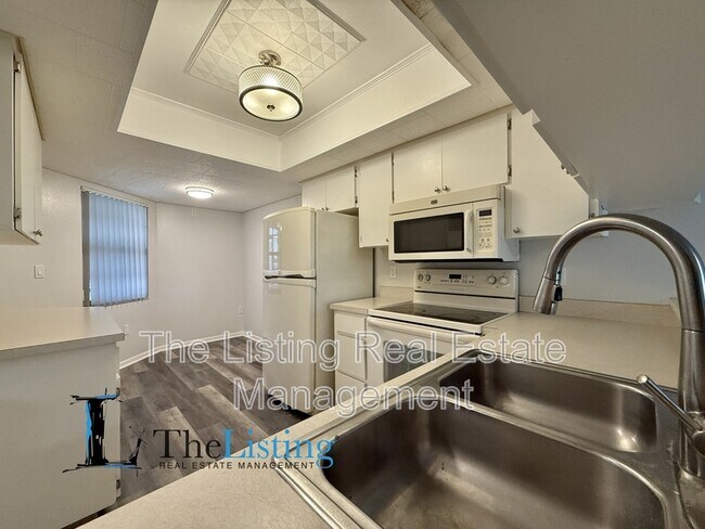 Building Photo - 2131 Ridge Rd S