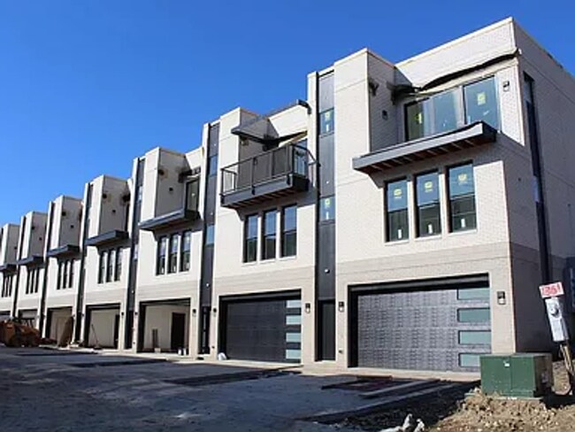 Building Photo - 1345 Keosauqua Way