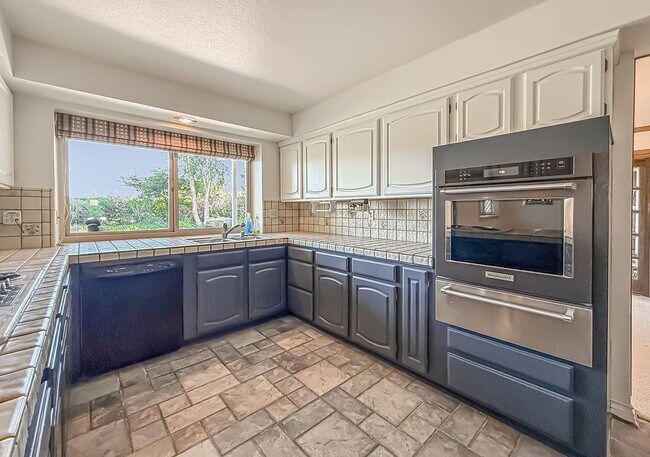 Building Photo - Calabasas 4BR w/pool + spa, views, solar panels + ALL appliances!