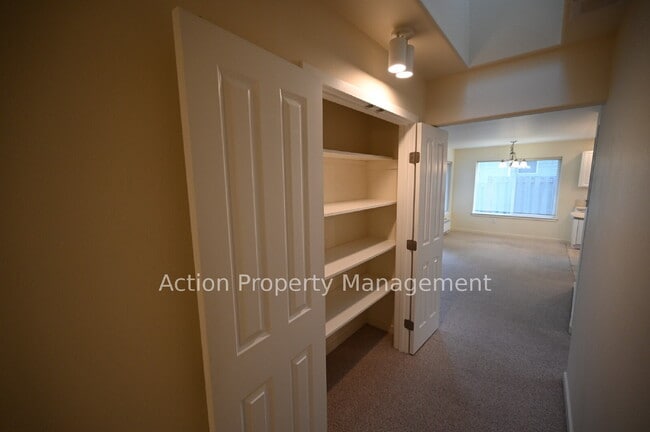 Building Photo - 2 bed, 2 bath, 1 car garage in a 4-plex, in Sequim