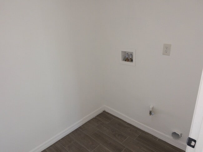 Building Photo - 100 E Rhodes Dr