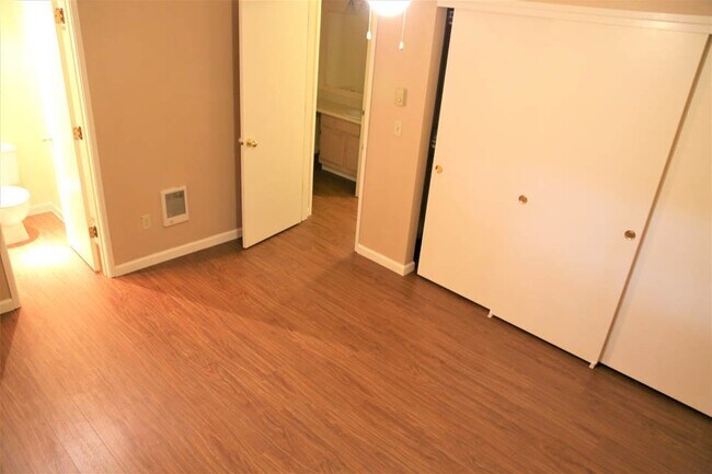 Building Photo - 3 Bed 2 Bath Home with Huge Fenced Yard/ Air Conditioning/ Solar Power