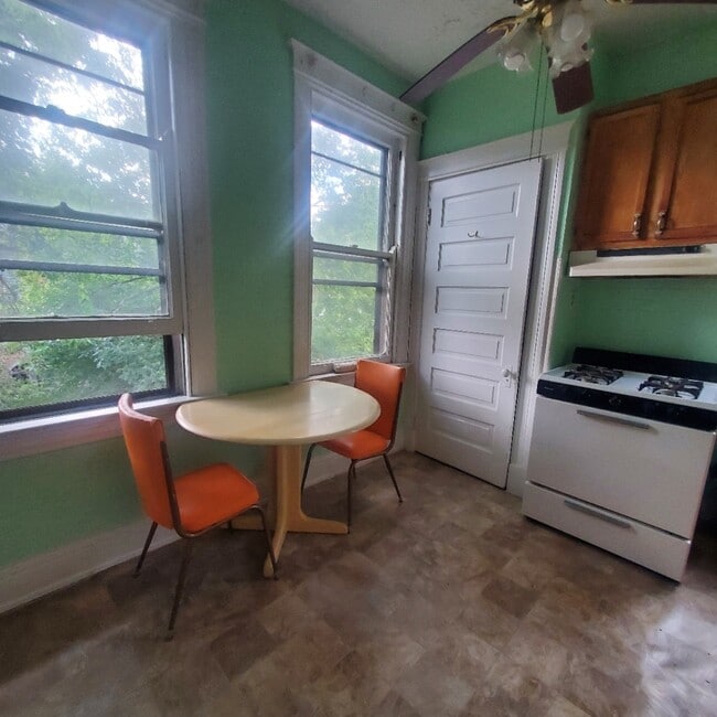 Building Photo - 2451 Maplewood Ave