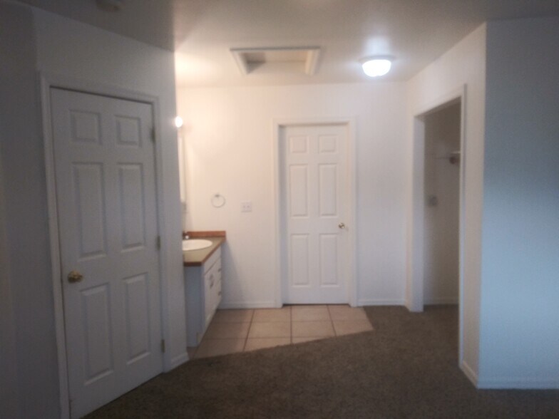 MasterBedroom - 1927 E Desmet Ave
