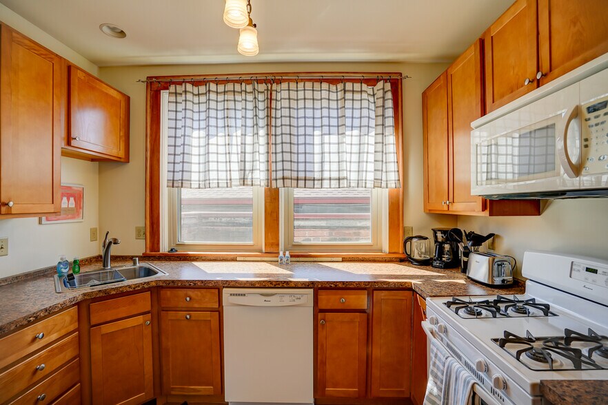 Building Photo - 1253 Williamson St