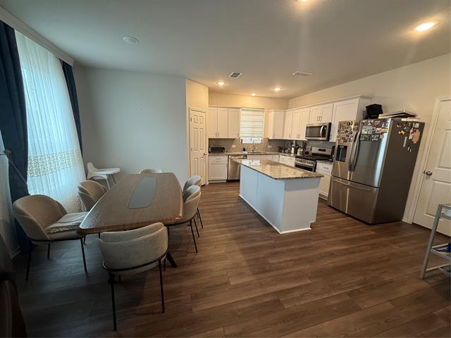 Building Photo - 909 Cormorant St