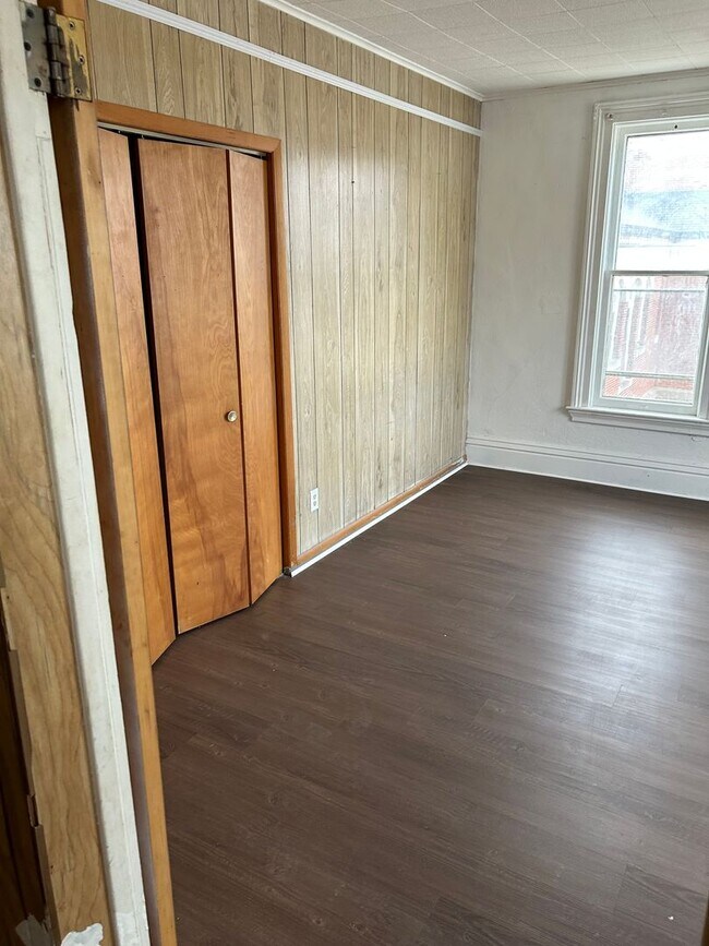 Building Photo - 230 E Chestnut St