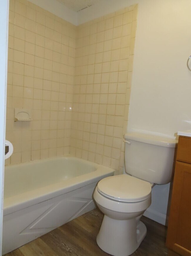 Building Photo - Ground floor apartment with shared yard, l...