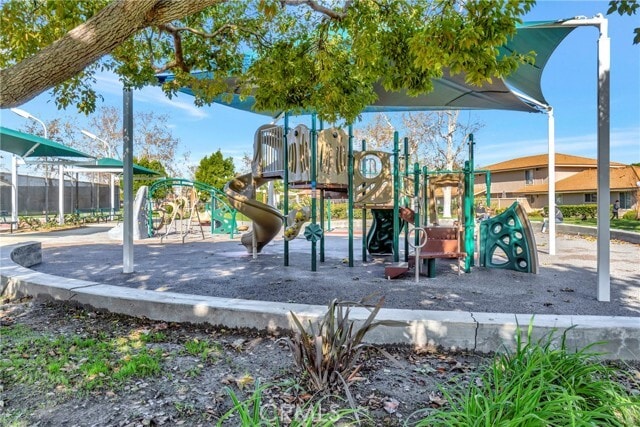 Building Photo - 2335 Dahlia Dr