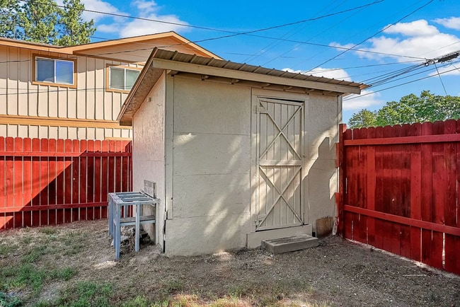Building Photo - Charming 2 Bed, 1 Bath Rancher w/ Garage! ...