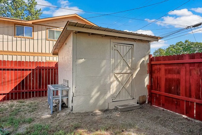 Building Photo - Charming 2 Bed, 1 Bath Rancher w/ Garage!