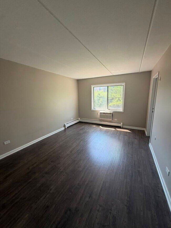 Building Photo - 281 Shorewood Dr