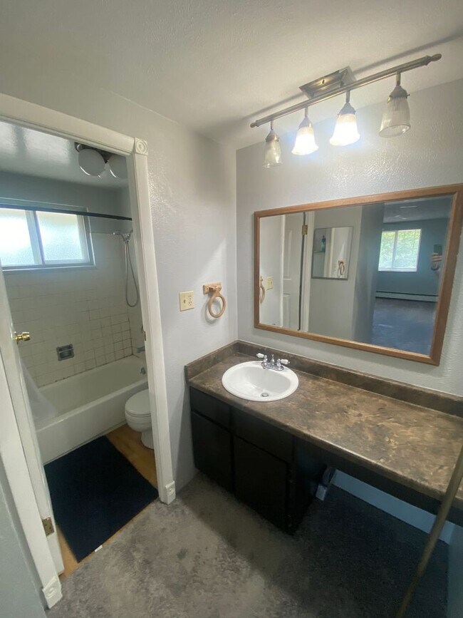 Building Photo - 2-Bedroom 2-Bathroom Condo in Country Club Villas!  ***Move-In Special***