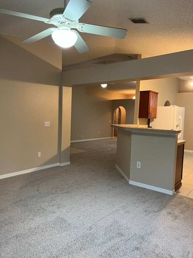 Building Photo - Beautiful 4/2 with 2 Car Garage in the Wek...
