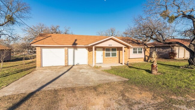 Building Photo - 1822 Greenwood Ln