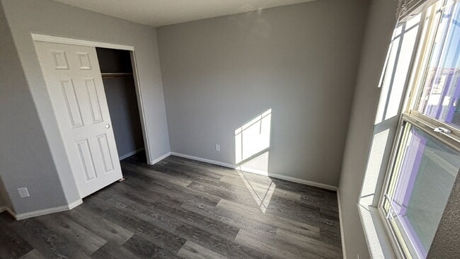 Building Photo - 4 Bed, 3 Bath