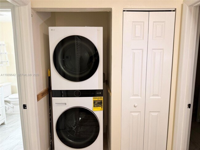 Building Photo - 3545 NW 14th Ct