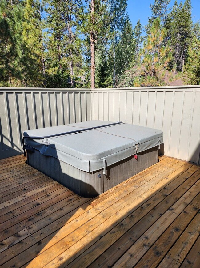 Building Photo - Seasonal Rental - Available through April 30, 2026