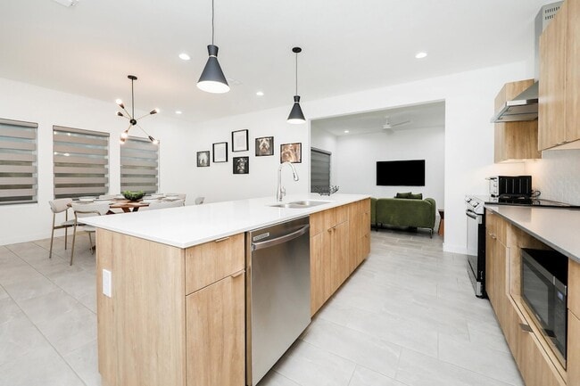 Building Photo - 305 Deer Path Lp