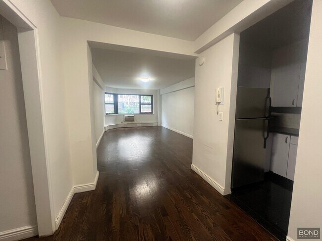 Primary Photo - 219 E 69th St