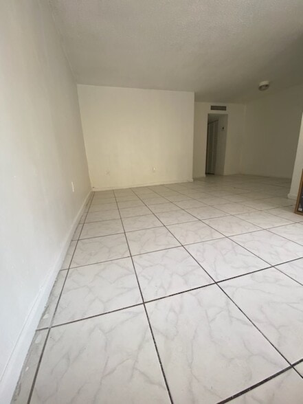 Building Photo - 13550 NE 10th Ave